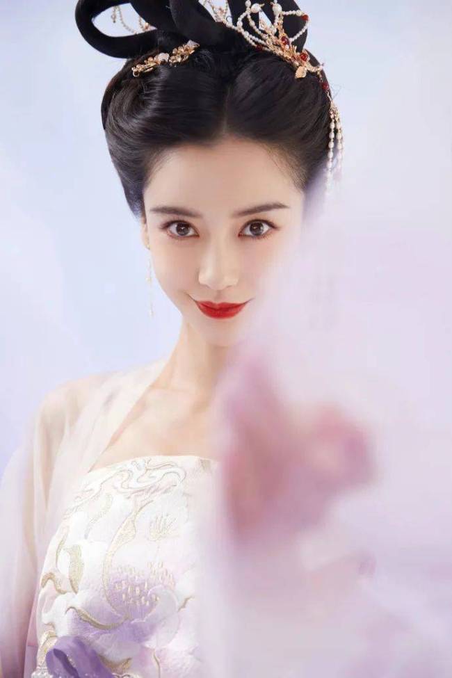 杨颖身穿纱裙飘逸变身嫦娥 恍如天仙