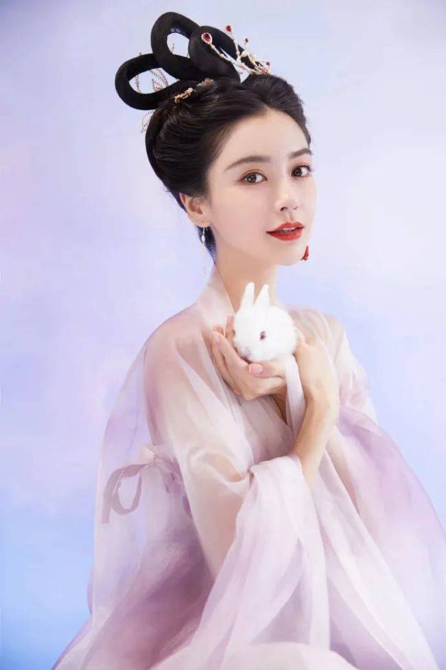杨颖身穿纱裙飘逸变身嫦娥 恍如天仙