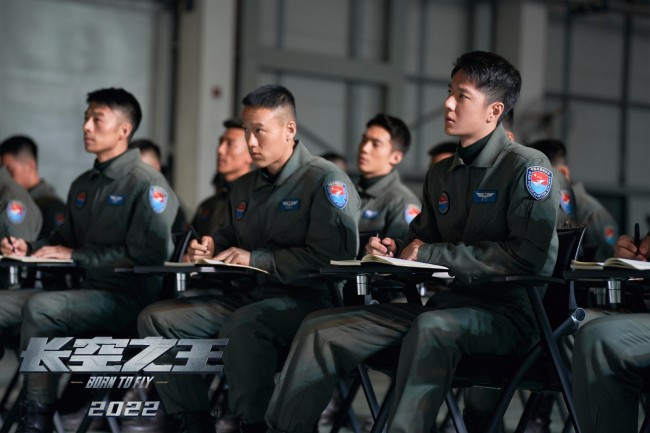 《长空之王》曝试飞员特辑 揭秘“刀尖上的舞者”