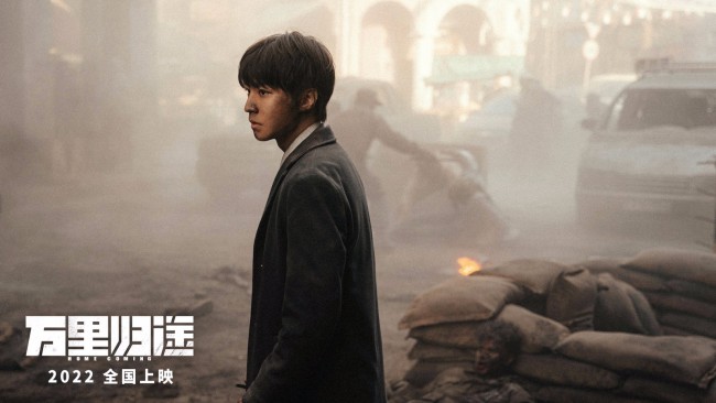 《万里归途》剧照 张译王俊凯殷桃演绎真实撤侨路