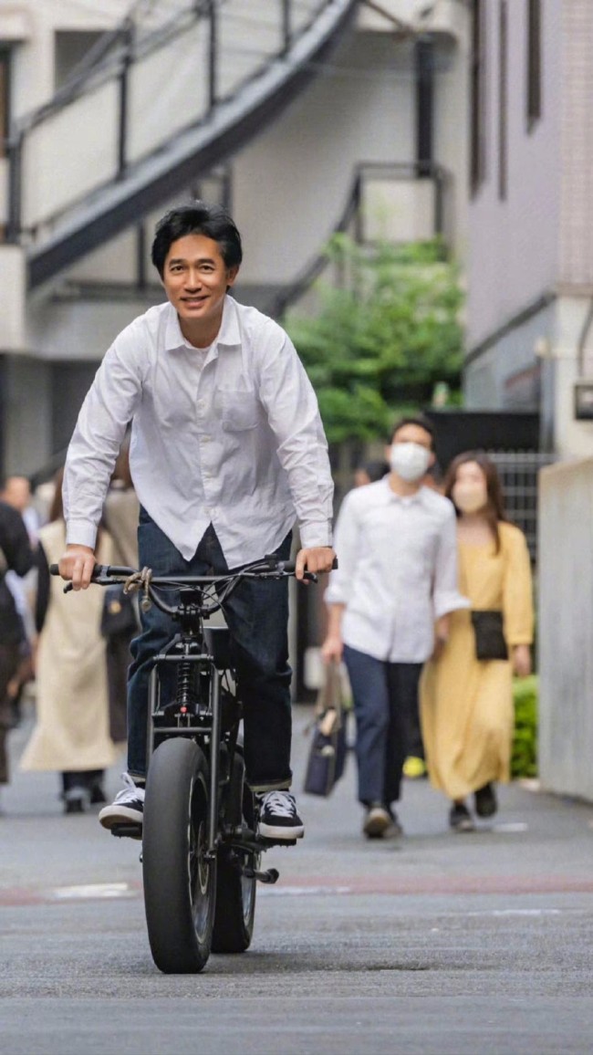 开心！刘嘉玲分享梁朝伟最新骑单车照 少年感十足