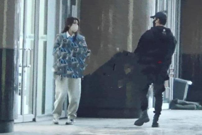 陈思诚搂着23岁女友逛街吃家乡菜 女生频频撒娇