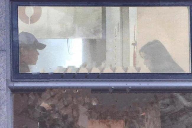陈思诚搂着23岁女友逛街吃家乡菜 女生频频撒娇