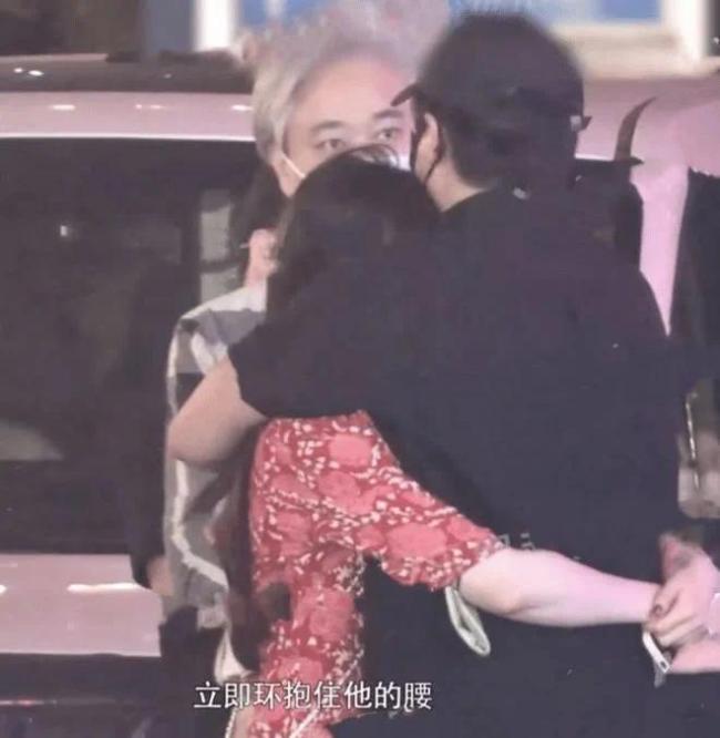 陈思诚搂着23岁女友逛街吃家乡菜 女生频频撒娇
