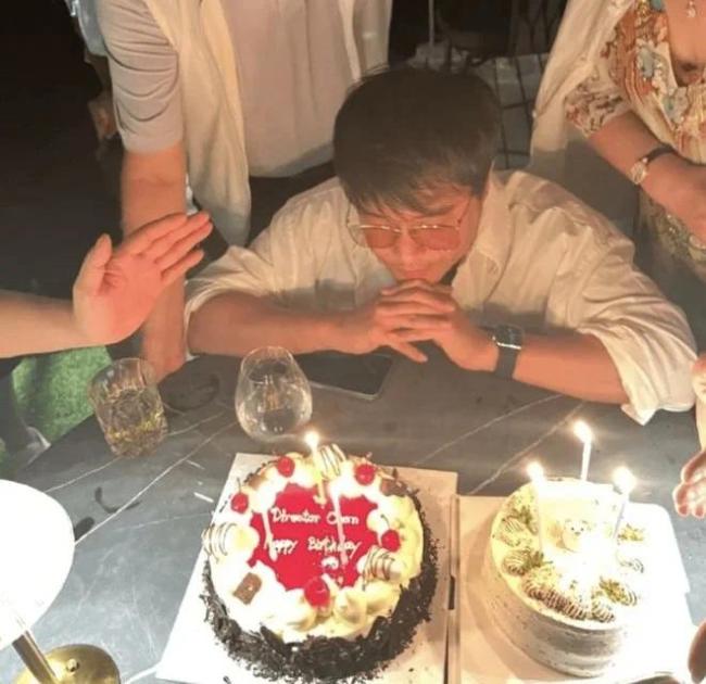 陈思诚搂着23岁女友逛街吃家乡菜 女生频频撒娇