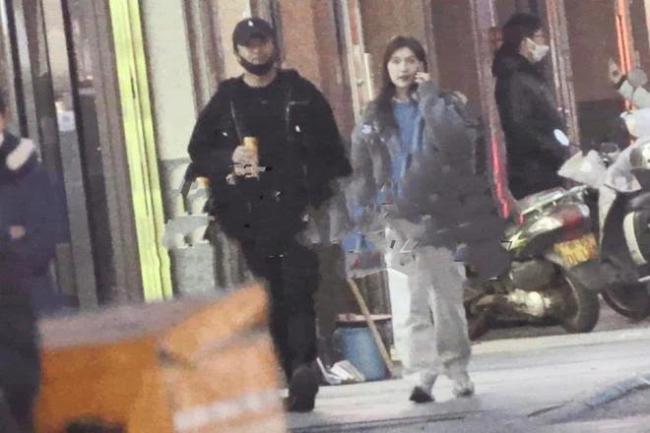 陈思诚搂着23岁女友逛街吃家乡菜 女生频频撒娇