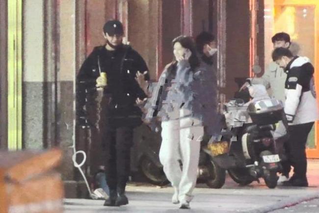 陈思诚搂着23岁女友逛街吃家乡菜 女生频频撒娇