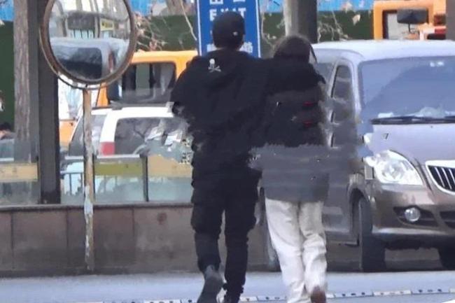 陈思诚搂着23岁女友逛街吃家乡菜 女生频频撒娇