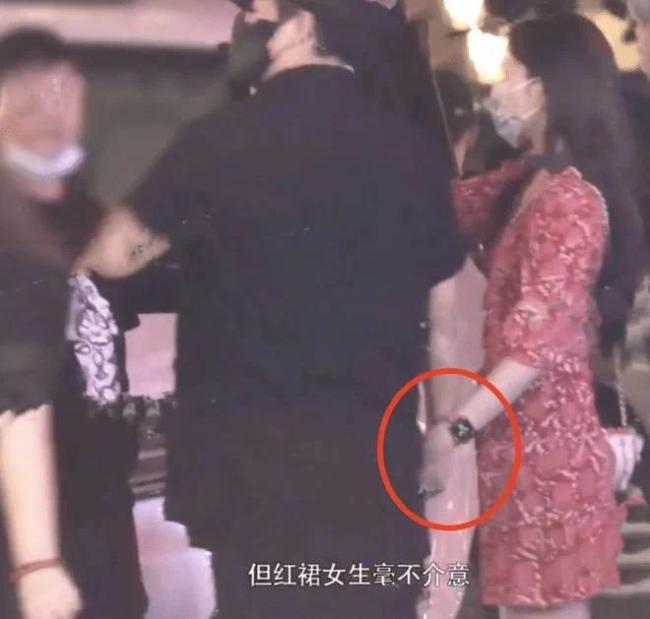 陈思诚搂着23岁女友逛街吃家乡菜 女生频频撒娇