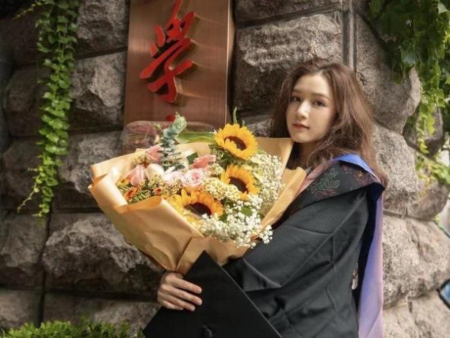 陈思诚搂着23岁女友逛街吃家乡菜 女生频频撒娇