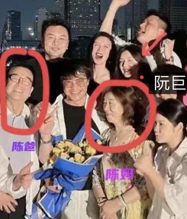 陈思诚搂着23岁女友逛街吃家乡菜 女生频频撒娇