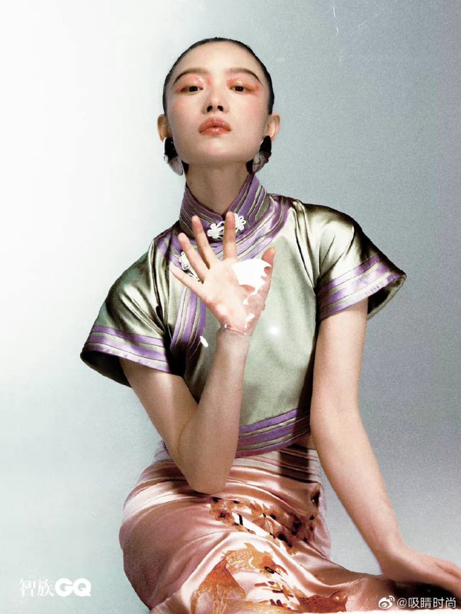 倪妮科技感大片释出！性感身材火辣迷人长腿抢镜