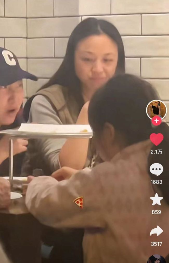 43岁汤唯被偶遇在北京吃披萨 全素颜现身肤色蜡黄