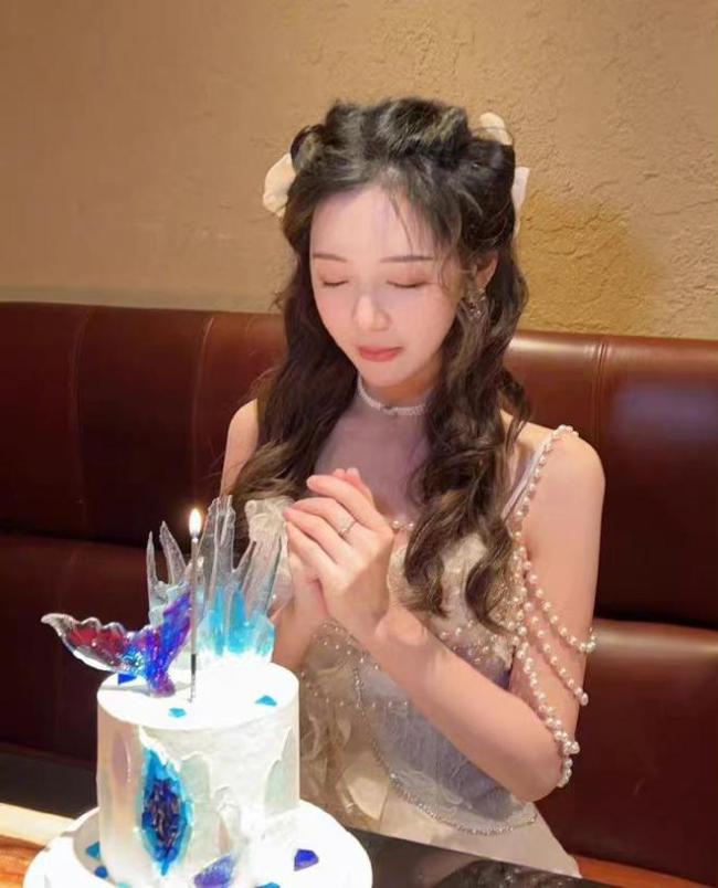 王思聪现身女网红生日会 小15岁女友未在身旁