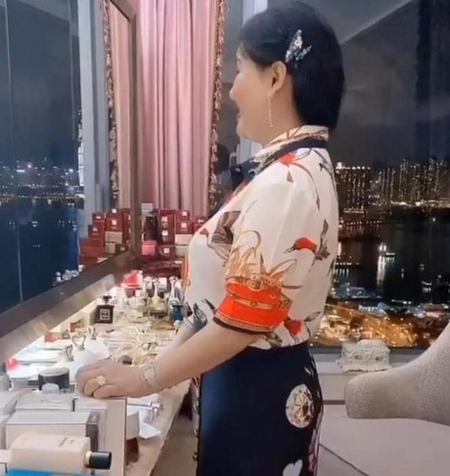 蔡天凤香港豪宅内景曝光：一个吊灯价值百万