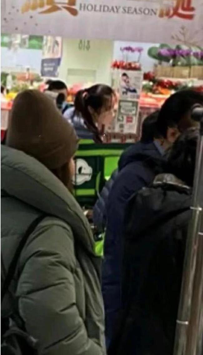 王祖贤独自在温哥华超市排队 模样很朴素常年节俭