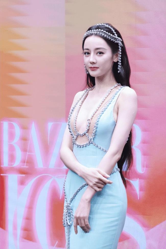 芭莎年度盛典星光熠熠 迪丽热巴赵丽颖红毯斗艳