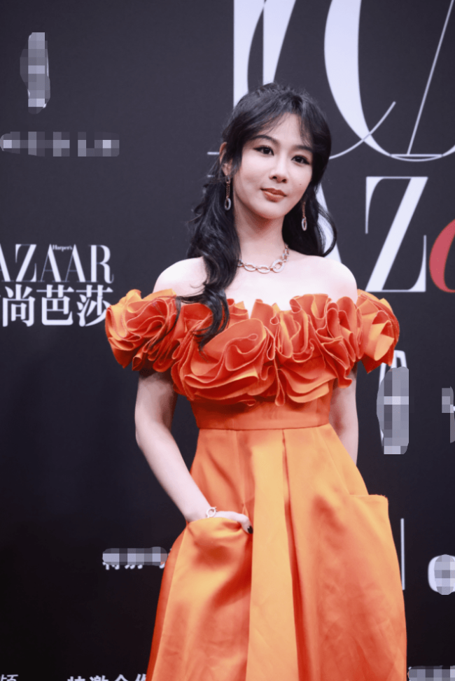 芭莎年度盛典星光熠熠 迪丽热巴赵丽颖红毯斗艳