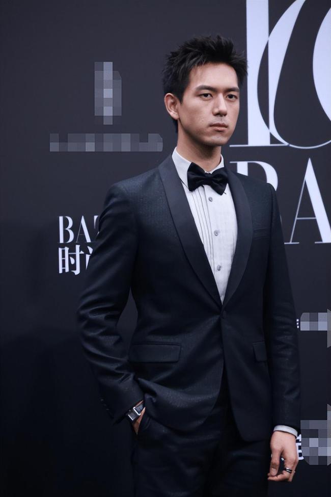 芭莎年度盛典星光熠熠 迪丽热巴赵丽颖红毯斗艳