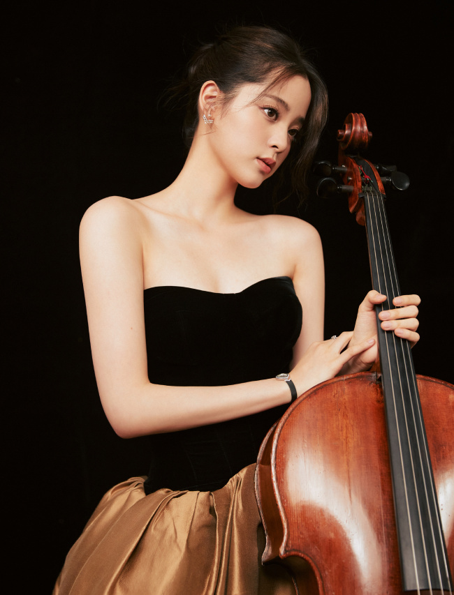 欧阳娜娜穿礼服演奏大提琴优雅迷人