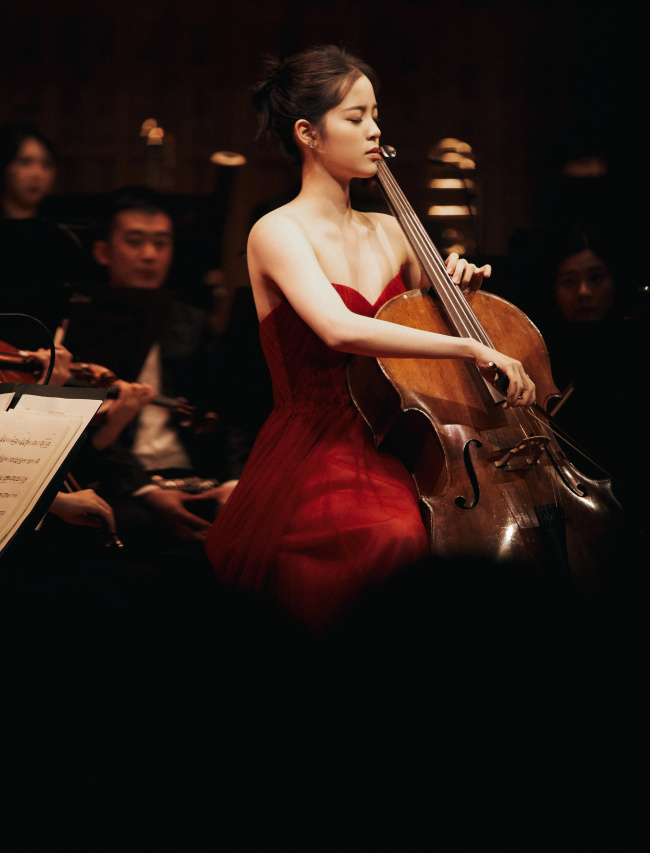 欧阳娜娜穿礼服演奏大提琴优雅迷人
