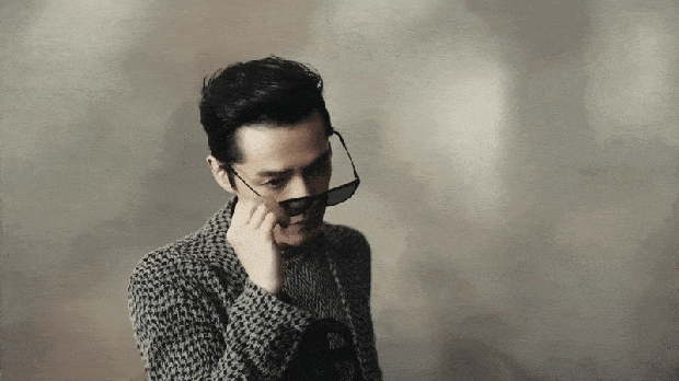 胡歌秋冬大片戴眼镜斯文儒雅 光影中演绎风度熟男