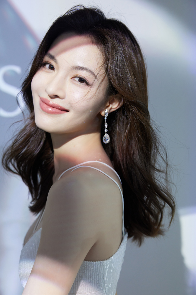 钟楚曦深V白裙身姿曼妙 高贵典雅如白天鹅