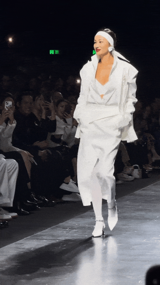 52岁瞿颖走秀状态超棒！身材比例优越气场全开