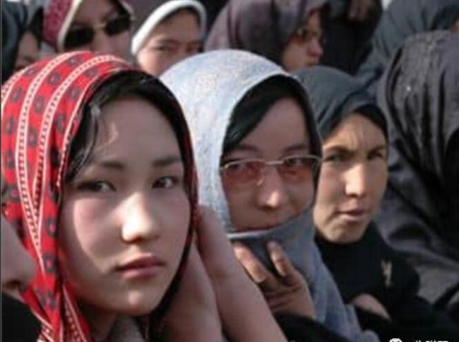 被屠杀的阿富汗女学生，长着和我们一样的面孔！