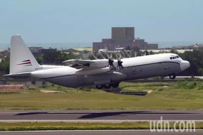 美国一架C-130在桃园机场装卸货物后起飞离开（图片来源：台湾《联合报》）