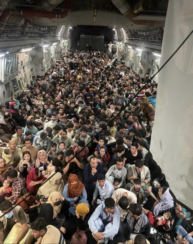 美军更正“超载”C-17运输机上乘客人数，823人