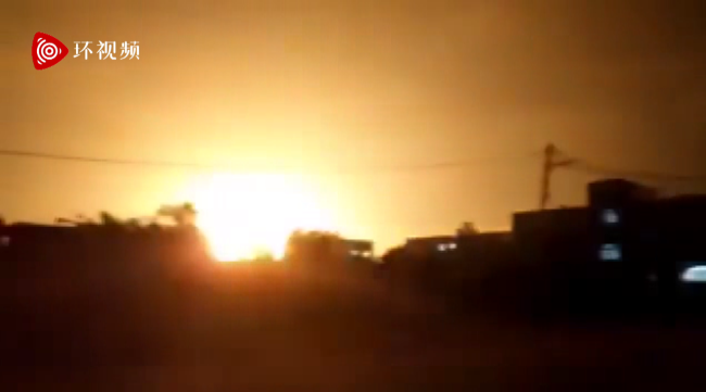 以色列深夜空袭加沙：炸弹落地 夜空瞬间被照亮