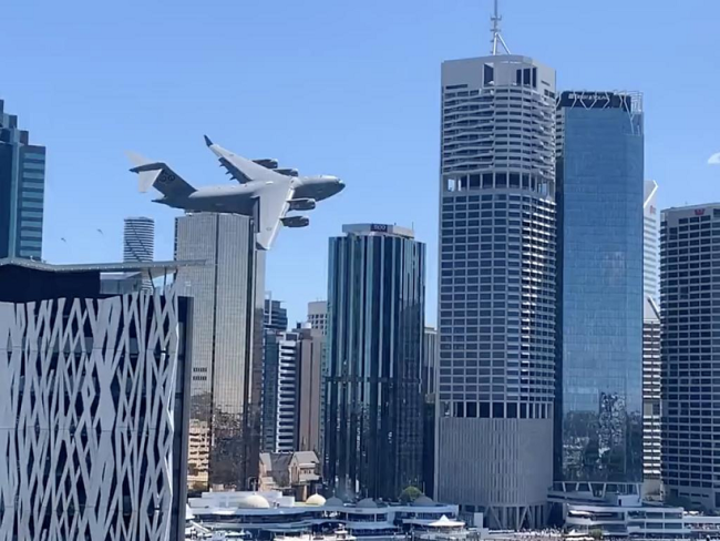 澳军机穿梭高楼 “吓坏”美国人 想起“9·11”