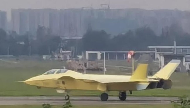全球第一架双座隐形战斗机，中国制造。