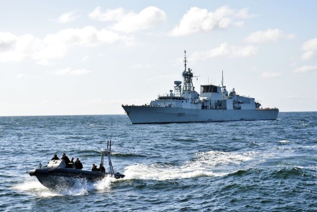 加拿大海军护卫舰在挪威附近海域演习时发生火灾