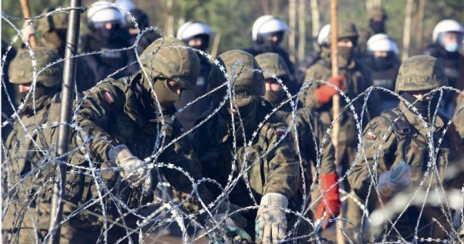 用脚踢，放狗咬！立陶宛军队暴力驱逐边境难民