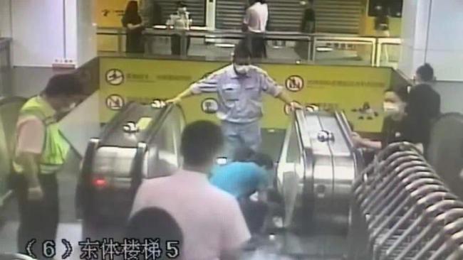 上海一女子地铁站内晕倒 头发直接卷进扶梯
