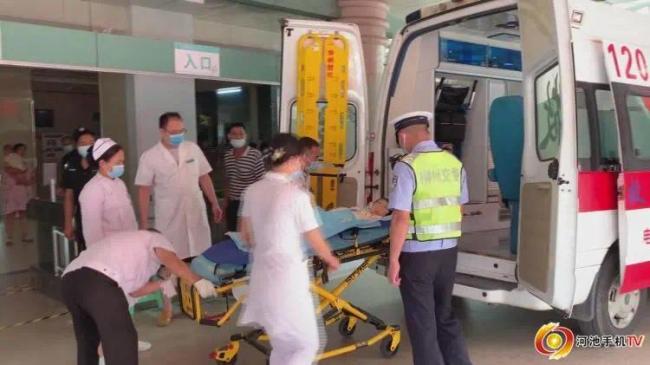 男子光膀冲入火海连救3人，却自责落泪……