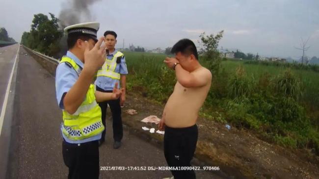 男子光膀冲入火海连救3人，却自责落泪……