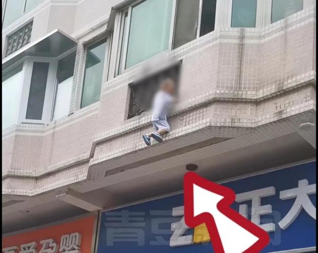 眼看3岁男童要坠楼，她扯下窗帘与邻居一起救援