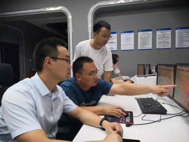 19日晚，赵建彪指导业务人员进行气象服务。