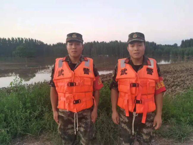 98年洪水中被救的双胞胎兄弟 如今赴抗洪一线救人