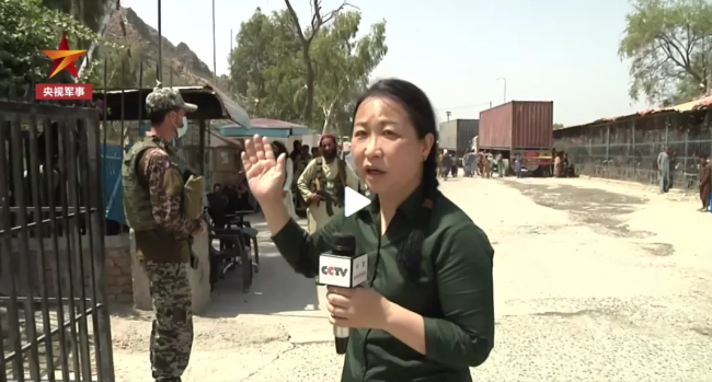 央视总台记者在阿富汗边境，直面塔利班士兵
