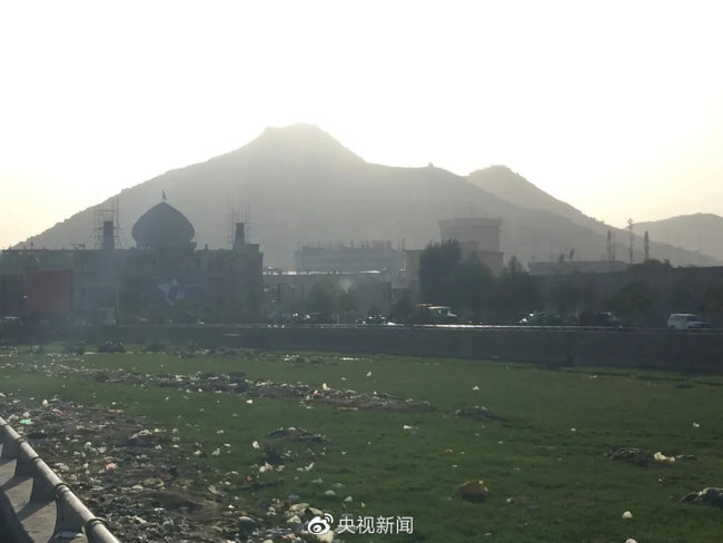 央视报道员被塔利班翻手机 对方：苹果的 富人啊
