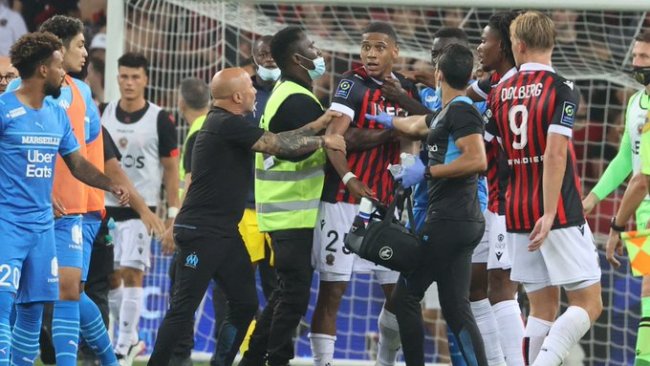 场外扔水瓶，法甲球员与球迷爆发冲突 