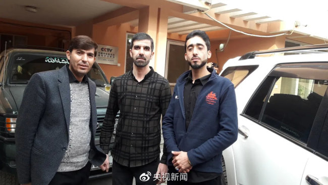 央视报道员被塔利班翻手机 对方：苹果的 富人啊