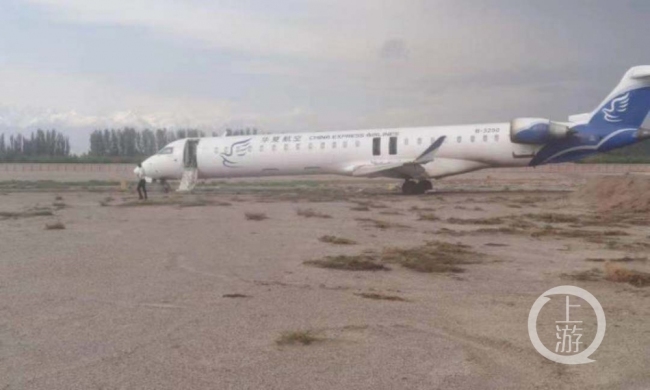 华夏航空一航班落地新疆阿克苏机场后冲出跑道