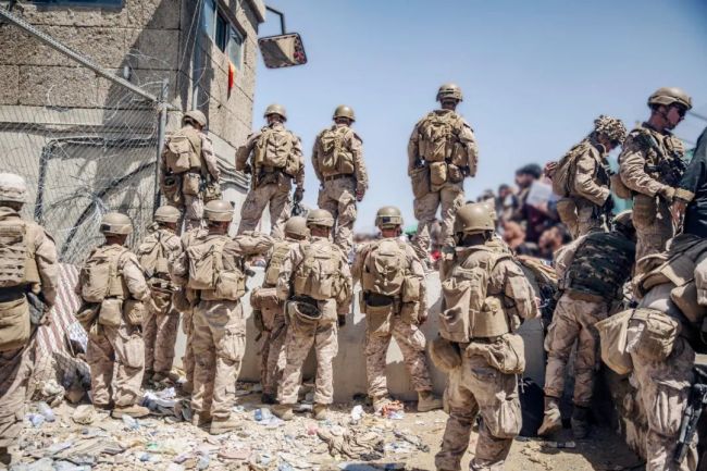 当地时间2021年8月26日，阿富汗喀布尔，美军在机场协助撤离人员。图/IC photo