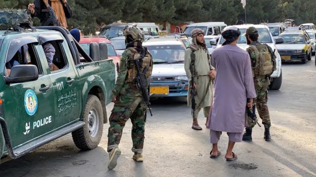 当地时间2021年8月29日，阿富汗喀布尔，喀布尔机场爆炸后，塔利班武装人员在机场附近加强巡逻。图/IC photo