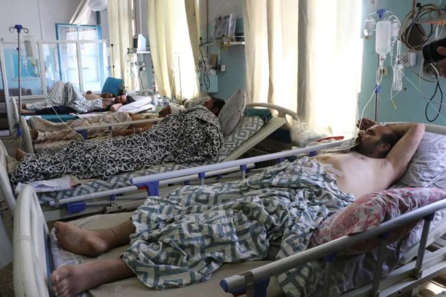 当地时间2021年8月27日，阿富汗喀布尔，阿富汗机场爆炸事件中的伤者在医院接受治疗。图/IC photo